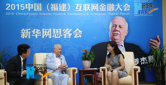 羅杰斯接受新華網(wǎng)思客專訪。