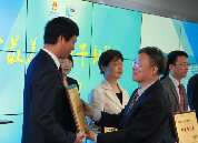 國家信訪局黨組成員、副局長李皋為獲獎?wù)哳C獎
