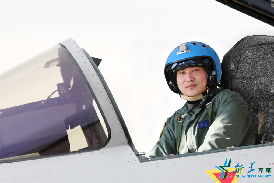 ↑戰(zhàn)機上準備起飛的張超。