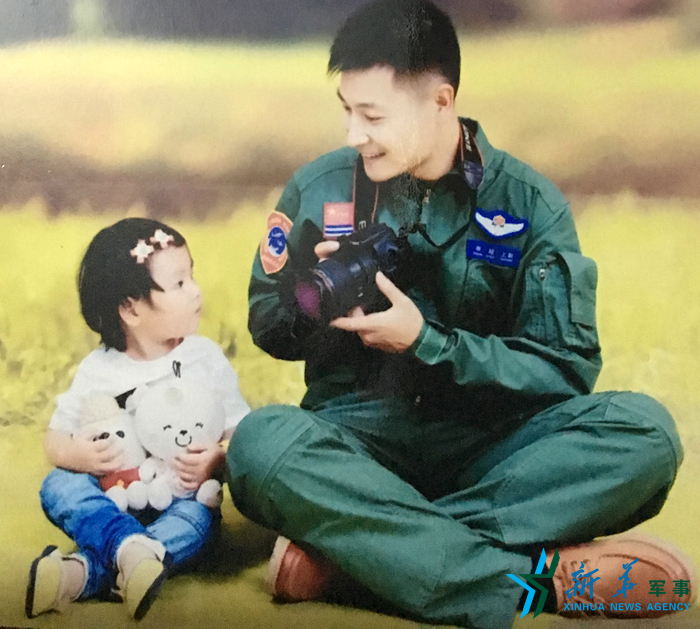 資料圖片：被選為艦載戰(zhàn)斗機飛行員的張超與女兒合影。