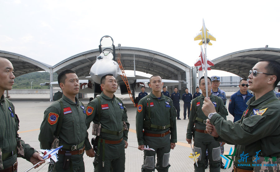 ↑海軍某艦載航空兵部隊(duì)部隊(duì)長戴明盟帶領(lǐng)飛行員進(jìn)行地面模擬訓(xùn)練。