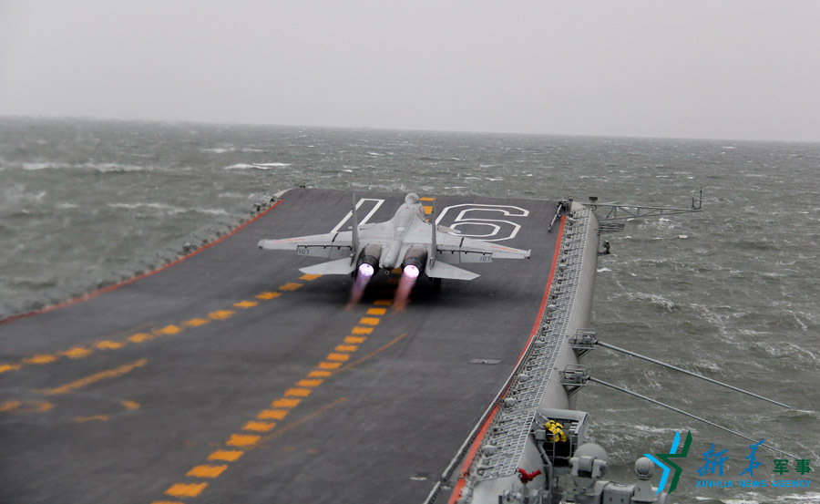 ↑資料圖片：艦載戰(zhàn)斗機起飛瞬間。