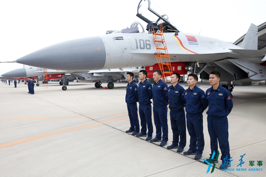 ↑機(jī)務(wù)官兵為戰(zhàn)鷹保駕護(hù)航。