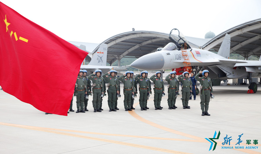 ↑軍旗招展，航空驕子對藍天宣誓。