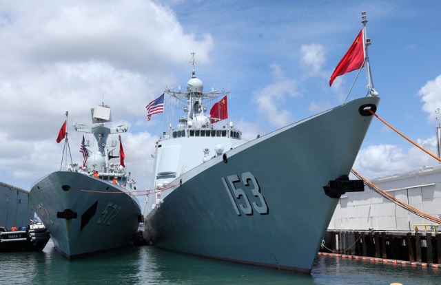 停泊珍珠港碼頭的中國(guó)海軍艦艇編隊(duì)導(dǎo)彈驅(qū)逐艦西安艦（右）和導(dǎo)彈護(hù)衛(wèi)艦衡水艦。