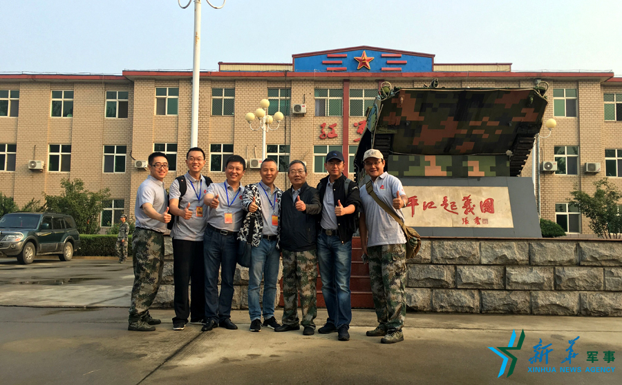 ↑“我們的長征在路上”網(wǎng)絡名人在“平江起義團”，為這支成為中國陸軍第一支信息化部隊點贊。