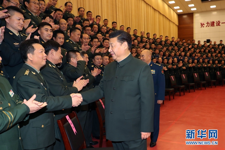 1月23日，習(xí)近平專程來到陸軍第65集團(tuán)軍，深入基層連隊(duì)，看望慰問官兵，代表黨中央和中央軍委，向全軍指戰(zhàn)員、武警部隊(duì)官兵、民兵預(yù)備役人員致以誠摯問候和新春祝福。這是習(xí)近平親切接見駐張家口部隊(duì)師以上領(lǐng)導(dǎo)干部和團(tuán)級(jí)單位主官。新華社記者李剛攝
