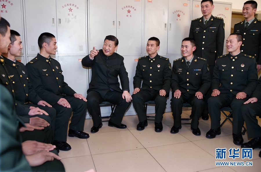 1月23日，習(xí)近平專程來到陸軍第65集團(tuán)軍，深入基層連隊(duì)，看望慰問官兵，代表黨中央和中央軍委，向全軍指戰(zhàn)員、武警部隊(duì)官兵、民兵預(yù)備役人員致以誠摯問候和新春祝福。這是習(xí)近平在該集團(tuán)軍“大功三連”同官兵親切交談。新華社記者李剛攝