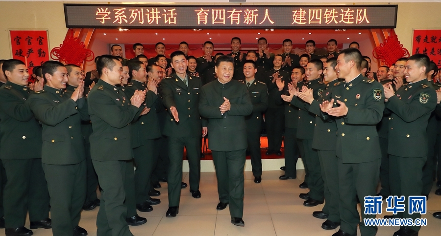 1月23日，習(xí)近平專程來到陸軍第65集團(tuán)軍，深入基層連隊(duì)，看望慰問官兵，代表黨中央和中央軍委，向全軍指戰(zhàn)員、武警部隊(duì)官兵、民兵預(yù)備役人員致以誠摯問候和新春祝福。這是習(xí)近平在該集團(tuán)軍“大功三連”同官兵在一起。新華社記者李剛攝
