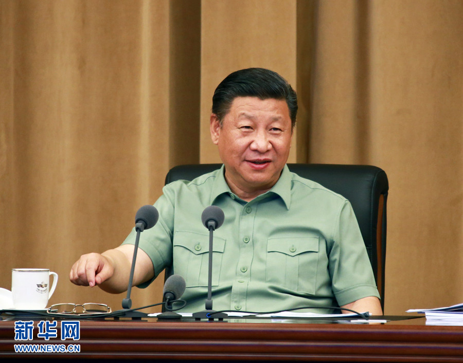 5月24日，中共中央總書記、國家主席、中央軍委主席習(xí)近平視察海軍機(jī)關(guān)，親切接見海軍第十二次黨代會(huì)全體代表和海軍機(jī)關(guān)正師職以上領(lǐng)導(dǎo)干部。這是習(xí)近平聽取海軍工作匯報(bào)后發(fā)表重要講話。 新華社記者 查春明 攝 