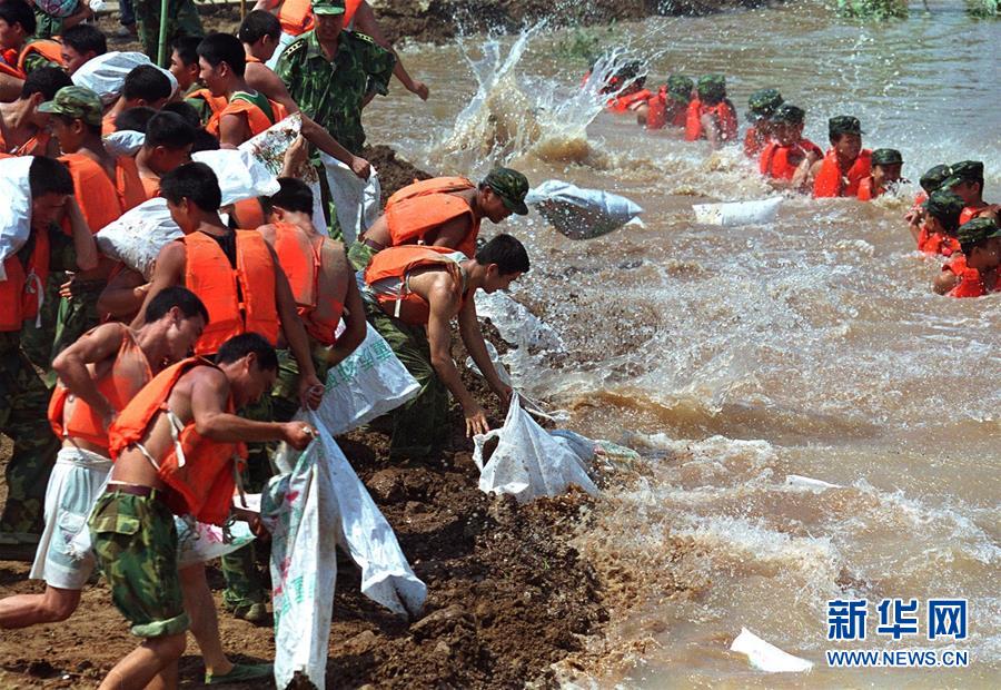 （圖文互動）（3）為了“中國號”巨輪揚(yáng)帆遠(yuǎn)航——中國共產(chǎn)黨領(lǐng)導(dǎo)下的人民軍隊(duì)忠于祖國、服務(wù)人民啟示錄