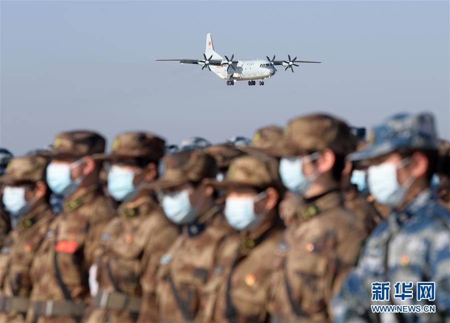 （聚焦疫情防控·圖文互動(dòng)）（1）空軍第四次向武漢大規(guī)?？者\(yùn)醫(yī)療隊(duì)員和物資