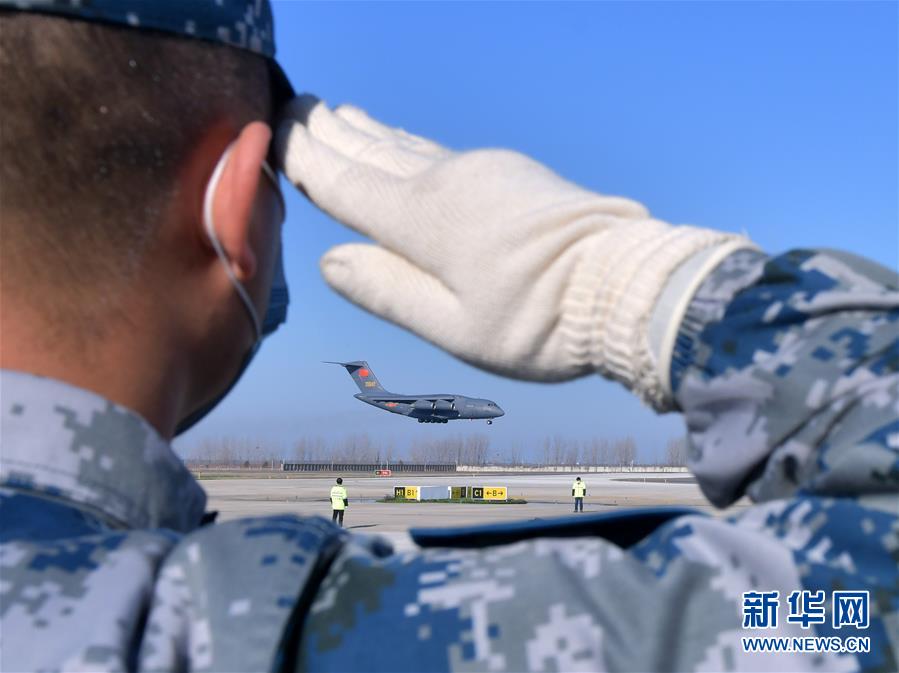 （聚焦疫情防控·圖文互動(dòng)）（3）空軍第四次向武漢大規(guī)?？者\(yùn)醫(yī)療隊(duì)員和物資