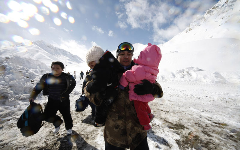 李翔作品：新疆軍區(qū)塔城、阿勒泰地區(qū)特大暴雪災害救災紀實