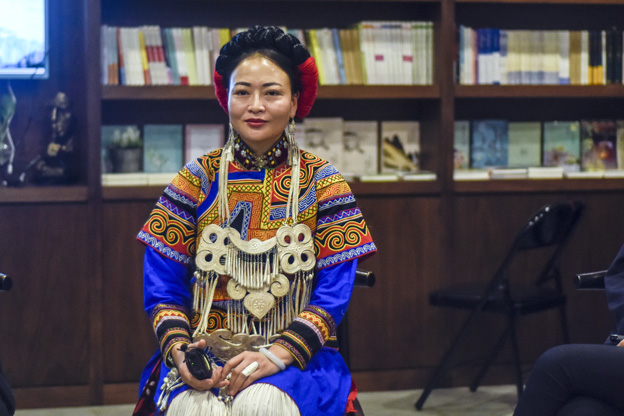 阿牛阿呷：對彝族姑娘來說，胎教就是彝族的刺繡文化，但是當(dāng)我們走出來，我們覺得我們對其他支系的服飾知識了解太少了，需要學(xué)習(xí)的很多，所以開辦了這個(gè)專業(yè)。