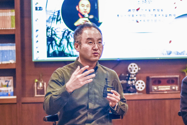 王曉昕：語言問題其實(shí)是非遺傳承所面臨的一個(gè)普遍問題。非遺傳承人可能有很好的技藝，但是因?yàn)檎Z言問題沒有辦法與外面的人交流，就失去了傳承的機(jī)會。