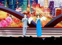 京劇演員于魁智、李勝素獻(xiàn)唱京劇《我是中國人》