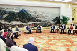 韓正會見中俄友好、和平與發(fā)展委員會第十四次全體會議與會代表