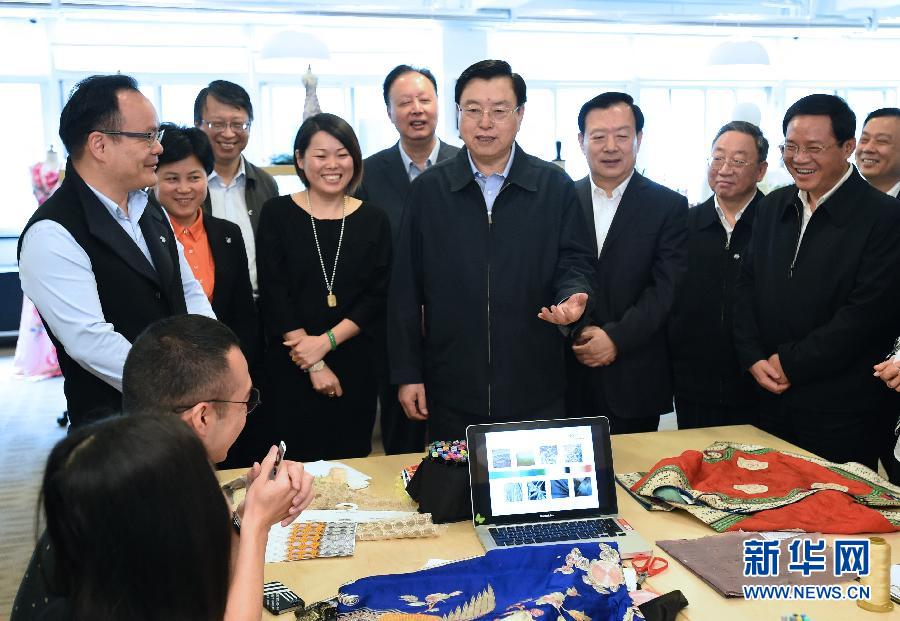 5月8日至11日，中共中央政治局常委、全國(guó)人大常委會(huì)委員長(zhǎng)張德江在浙江調(diào)研。這是5月9日，張德江來(lái)到位于嘉興市的雅瑩服裝有限公司，了解公司的服裝設(shè)計(jì)、生產(chǎn)和銷售情況。新華社記者 馬占成 攝 