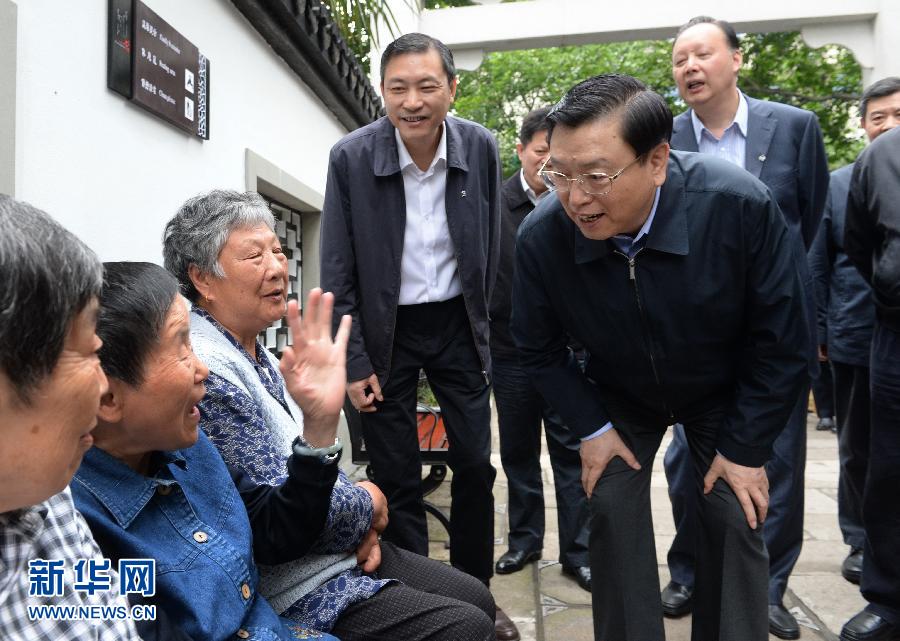 這是5月10日，張德江來(lái)到杭州市小營(yíng)街道調(diào)研，并與市民親切交談。新華社記者 馬占成 攝 