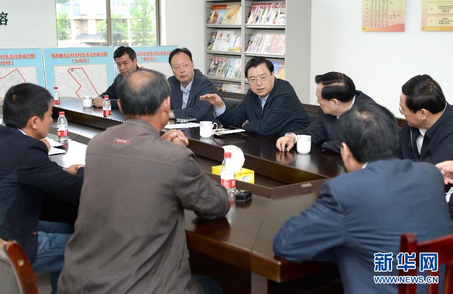 這是5月9日，張德江到湖州市妙西鎮(zhèn)調(diào)研，與基層人大代表座談。新華社記者 馬占成 攝 