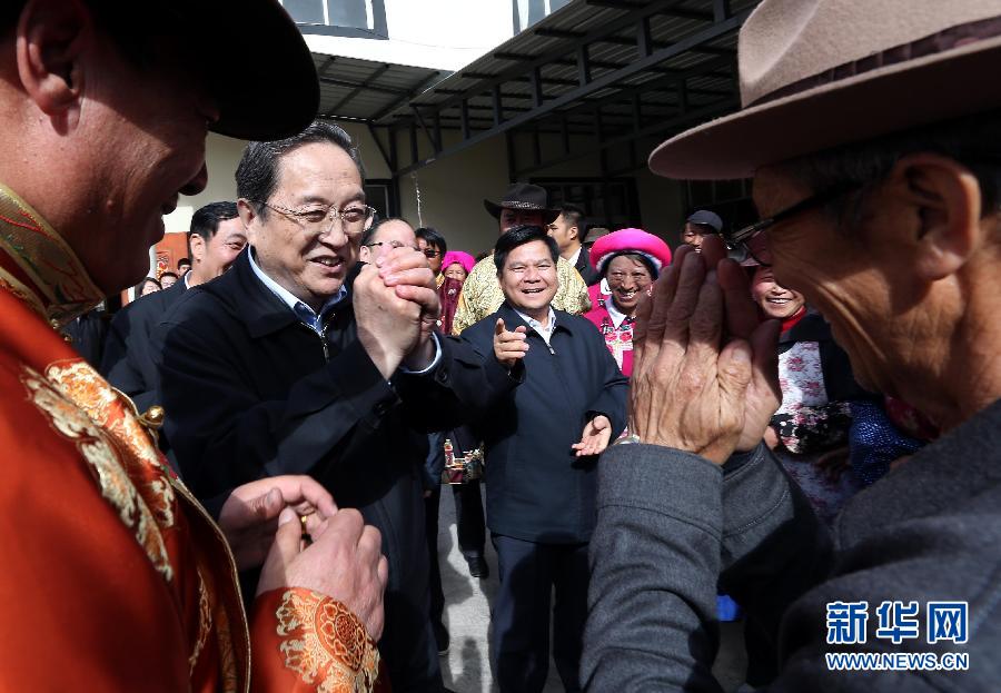 這是5月16日，俞正聲在香格里拉縣建塘鎮(zhèn)金龍社區(qū)與居民們親切交談。 新華社記者 劉衛(wèi)兵 攝