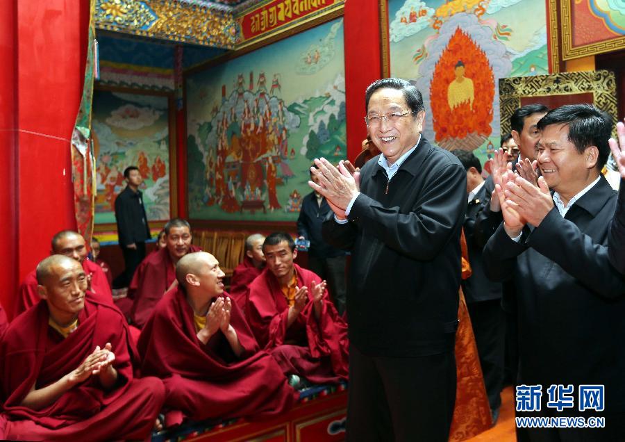 這是5月16日，俞正聲在云南佛學(xué)院迪慶藏傳佛教分院看望宗教界人士。 新華社記者 劉衛(wèi)兵 攝