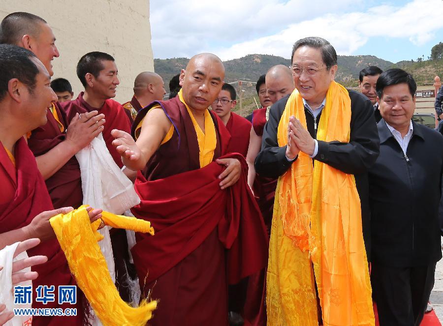 這是5月16日，俞正聲在松贊林寺看望宗教界人士。 新華社記者 劉衛(wèi)兵 攝