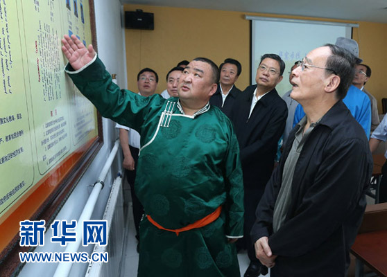 這是7月3日，王岐山在巴彥德力格爾嘎查“兩委”活動(dòng)室了解基層黨建情況。新華社記者 龐興雷 攝
