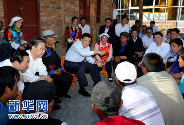 這是7月17日，劉云山在海東市互助土族自治縣東山鄉(xiāng)白牙合村同基層干部群眾座談。新華社記者 饒愛民 攝 