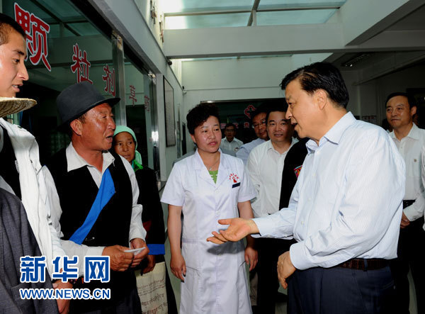 這是7月17日，劉云山在海東市互助土族自治縣中醫(yī)院調(diào)研。新華社記者 饒愛民 攝