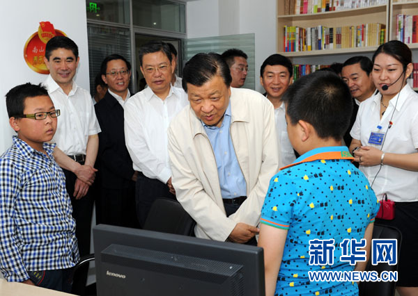 7月17日至19日，中共中央政治局常委、中央書記處書記劉云山在青海調(diào)研。這是7月18日，劉云山在西寧市南山西社區(qū)調(diào)研。 新華社記者饒愛民 攝