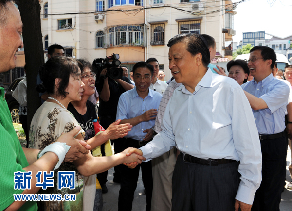 這是7月22日，劉云山在上海市普陀區(qū)桃浦鎮(zhèn)蓮花公寓居委會調(diào)研時同社區(qū)居民親切握手。新華社記者 饒愛民 攝