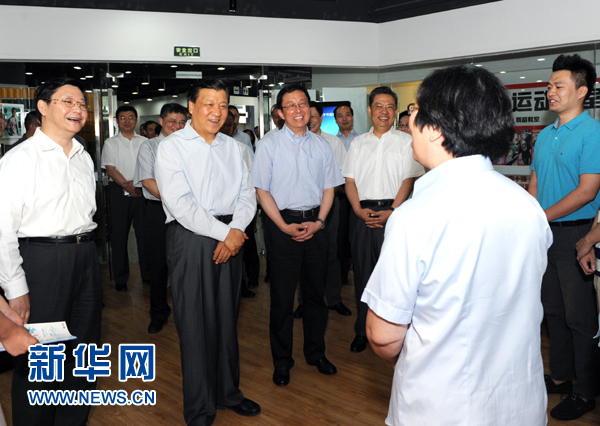 這是7月22日，劉云山在上海市靜安區(qū)就樓宇黨建工作進行調(diào)研。新華社記者 饒愛民 攝 