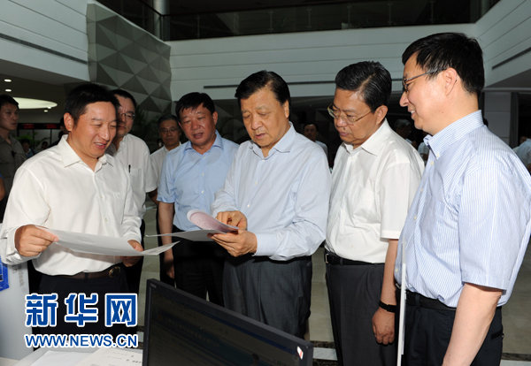  7月22日至23日，中共中央政治局常委、中央書記處書記劉云山在上海調(diào)研。這是7月22日，劉云山在中國（上海）自貿(mào)試驗區(qū)外高橋綜合服務(wù)大廳調(diào)研。新華社記者 饒愛民 攝 