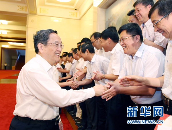 會前，俞正聲、張高麗接見援藏干部代表，向參加對口支援西藏工作的各地區(qū)各部門各單位和廣大援藏干部表示誠摯問候。新華社記者 姚大偉 攝