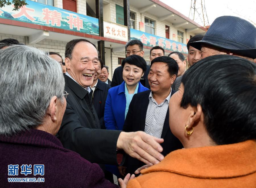3月27日至28日，中共中央政治局常委、中央紀(jì)委書記王岐山到河南省調(diào)研，并主持召開座談會。這是3月27日王岐山在河南林州姚村鎮(zhèn)馮家口村同村民親切交談。 新華社記者 饒愛民 攝