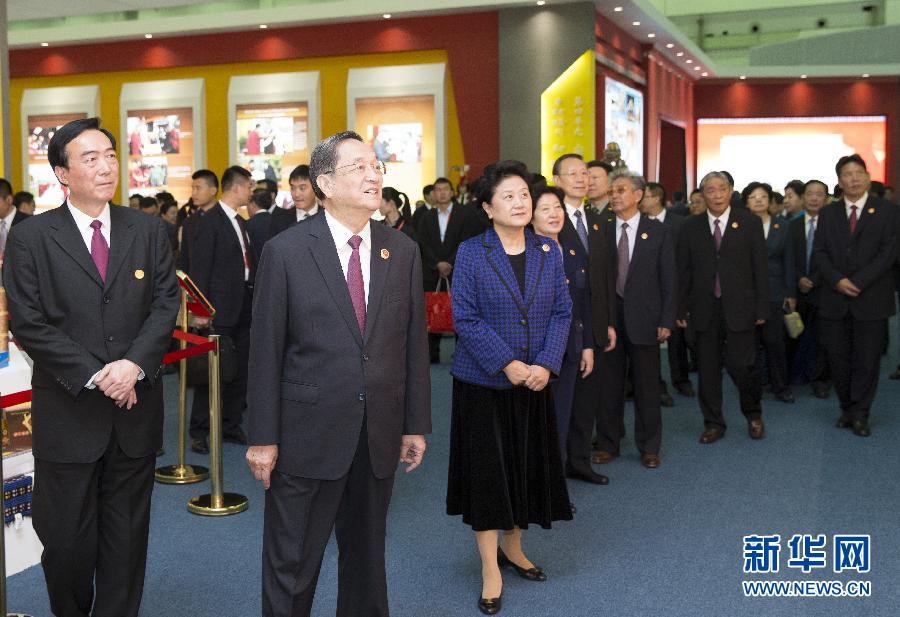 9月7日，中共中央政治局常委、全國政協(xié)主席、中央代表團團長俞正聲率代表團全體成員來到拉薩西藏會展中心，出席《圓夢中國西藏華章——西藏自治區(qū)成立50年成就展》開幕式并參觀展覽。 新華社記者 黃敬文 攝 