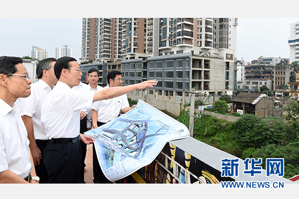 9月16日至18日，中共中央政治局常委、國務(wù)院副總理張高麗在廣西調(diào)研。這是9月16日，張高麗實(shí)地考察南寧水街棚戶區(qū)改造項(xiàng)目現(xiàn)場。 新華社記者張鐸攝 