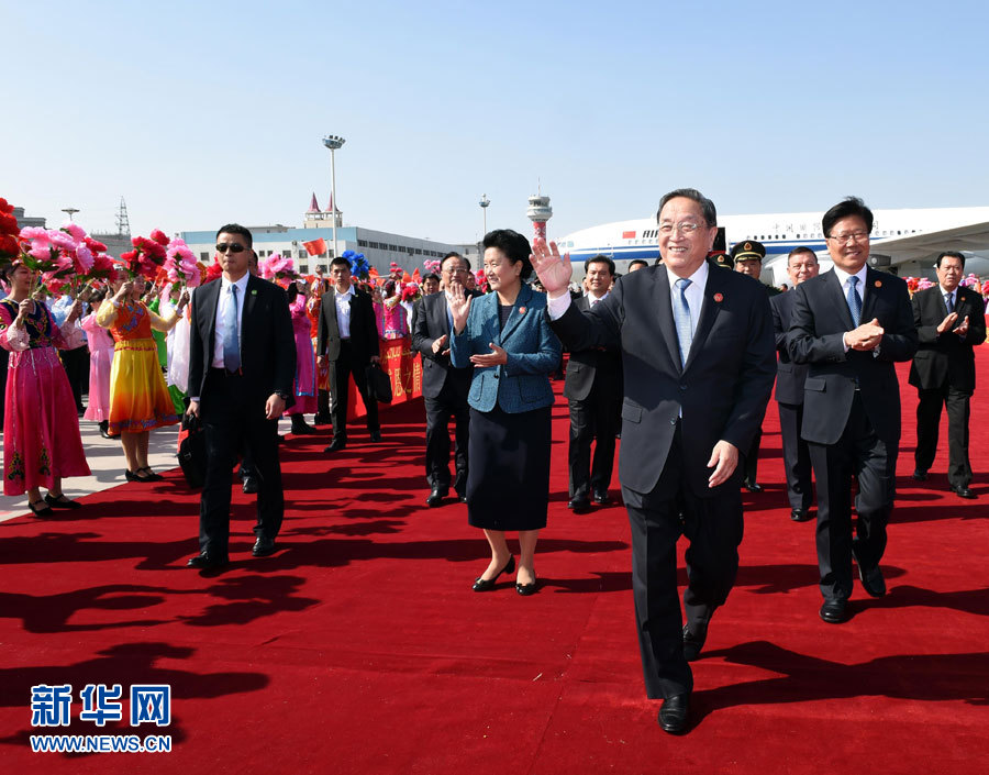  9月25日，以中共中央政治局常委、全國政協(xié)主席俞正聲為團長的中央代表團飛抵烏魯木齊，出席新疆維吾爾自治區(qū)成立60周年慶?；顒印Ｐ氯A社記者 饒愛民 攝