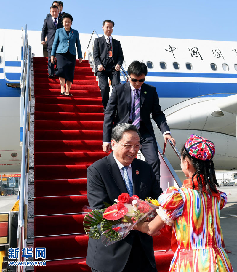 9月25日，以中共中央政治局常委、全國政協(xié)主席俞正聲為團長的中央代表團飛抵烏魯木齊，出席新疆維吾爾自治區(qū)成立60周年慶?；顒?。新華社記者 饒愛民 攝