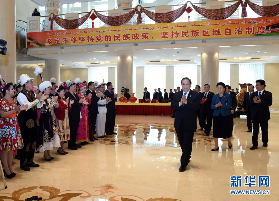 9月25日，中共中央政治局常委、全國政協(xié)主席、中央代表團(tuán)團(tuán)長(zhǎng)俞正聲率中央代表團(tuán)出席向新疆維吾爾自治區(qū)贈(zèng)送紀(jì)念品儀式。 新華社記者饒愛民 攝 