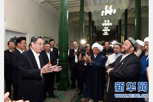 9月26日，中共中央政治局常委、全國政協(xié)主席、中央代表團團長俞正聲率中央代表團部分成員赴喀什看望各族干部群眾。這是俞正聲等來到喀什市艾提尕爾清真寺，與喀什地區(qū)宗教人士代表交流。新華社記者 饒愛民 攝  