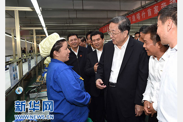 這是俞正聲等在喀什經(jīng)濟開發(fā)區(qū)深圳產(chǎn)業(yè)園視察電子產(chǎn)品生產(chǎn)線，并與現(xiàn)場工人親切交流。新華社記者 饒愛民 攝