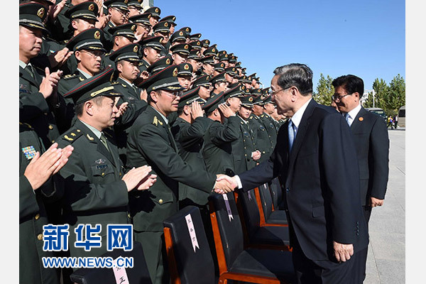 這是俞正聲等赴南疆軍區(qū)慰問，會見官兵代表。新華社記者 饒愛民 攝