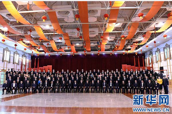 這是俞正聲同喀什地區(qū)有關負責同志、各界人士代表、援疆干部代表合影留念。新華社記者 饒愛民 攝