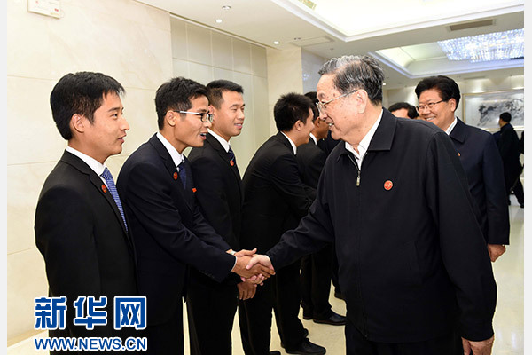 這是俞正聲會見在喀什地區(qū)鄉(xiāng)鎮(zhèn)工作的內(nèi)地高校畢業(yè)生代表。新華社記者 饒愛民 攝
