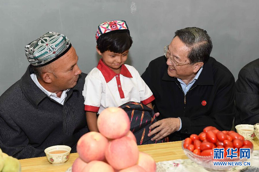 9月27日，中共中央政治局常委、全國政協(xié)主席、中央代表團團長俞正聲率中央代表團部分成員赴喀什地區(qū)莎車縣看望各族干部群眾。這是俞正聲到新疆生產(chǎn)建設兵團第三師莎車農(nóng)場維吾爾族團場職工家中看望，并向小朋友贈送學習用品。新華社記者 饒愛民 攝