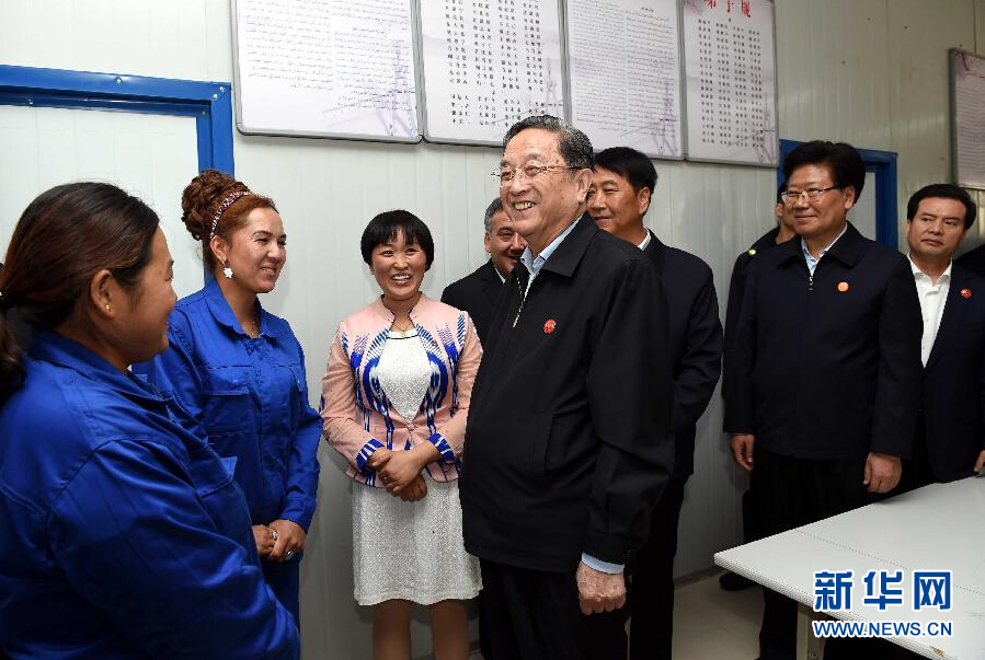9月27日，中共中央政治局常委、全國政協(xié)主席、中央代表團團長俞正聲率中央代表團部分成員來到新疆英吉沙縣喀什中興手套有限公司考察。新華社記者 饒愛民 攝 