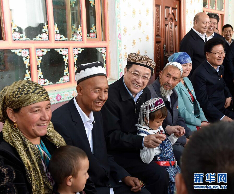 9月27日，中共中央政治局常委、全國政協(xié)主席、中央代表團團長俞正聲率中央代表團部分成員赴喀什地區(qū)莎車縣看望各族干部群眾。這是俞正聲在莎車縣艾力西湖鎮(zhèn)21村看望維吾爾族村民阿布來提·阿不力孜一家。新華社記者 饒愛民 攝